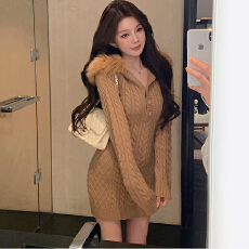 批发邱肉瑶 白色简约狐狸毛领连帽针织<b class='q'>连衣裙</b>女冬季新款修身包臀长裙