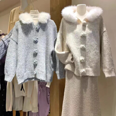 批发欧货漂亮蓝色毛领针织<b class='q'>开衫</b>女秋冬新款小众设计感山茶花扣<b class='q'>毛衣</b>外套