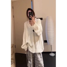 芝士~慵懒风白色v领套头毛衣女秋新款宽松显瘦针织衫上衣高级感