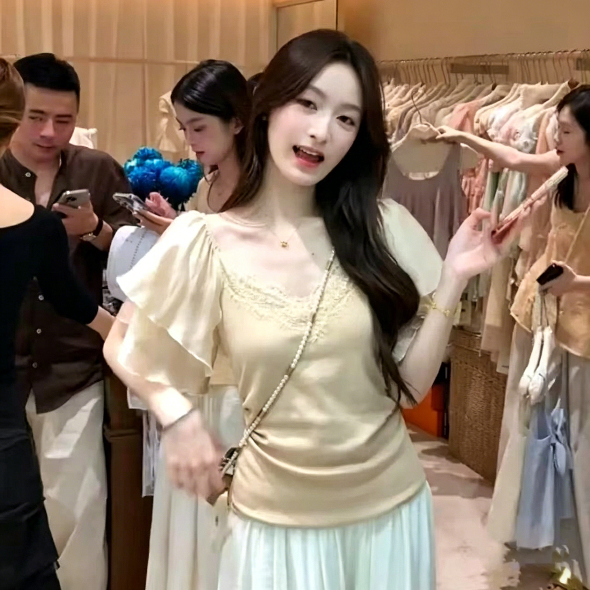 2026 년 여름 새로운 레이스 조각 반팔 몸매 가꾸기 슬림해 보이는 맨위 달콤함 디자인 센스 작은 대중 패션 외국 가스 여성