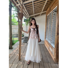 批发实价实拍 韩系氛围感<b class='q'>碎花</b>吊带上衣+仙气飘飘大摆半身裙出游穿搭