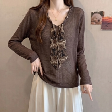 批发实拍~<b class='q'>大码</b>秋季薄款防晒衫女老钱风新款长袖V领丝巾拼色休闲上衣