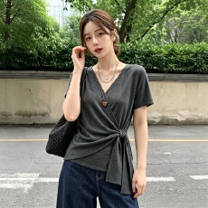 批发实拍-大码夏季新款短袖上衣女小众设计感交叉V领轻肤透气针织衫