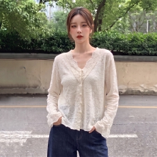 批发实拍~大码秋季薄款V领针织衫女法式复古蕾丝刺绣提花宽松显瘦上衣
