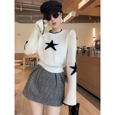 批发时尚高级感白色星星<b class='q'>印花</b>圆领长袖毛衣针织衫女秋冬款洋气减龄上衣