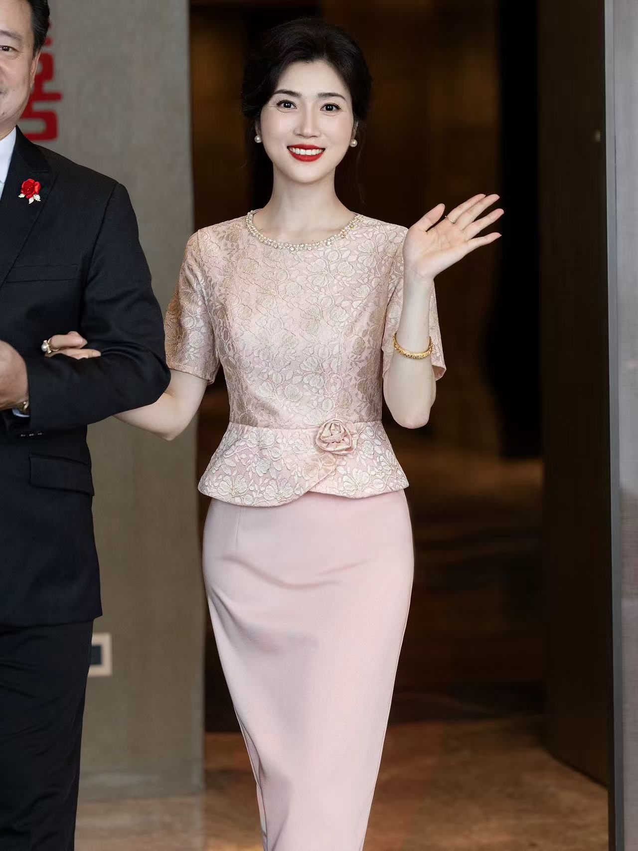 핑크색 고급 안녕하세요. 시어머니 결혼 연회 로드 중 치파오 영 작은 키 엄마 결혼식 예복 고귀한 외국 가스 시어머니