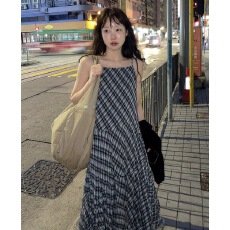 批发已出货早春氛围感格纹不对称裁剪吊带<b class='q'>连衣裙</b>