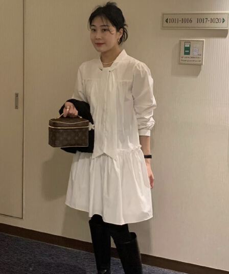 있음 선적 한 부서 흑인과 백인 색상 긴팔 칼라 레이스업 루즈핏 드레스