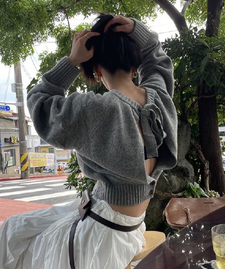 있음 선적 한 부서 레이스업 홀로우 아웃 단추 한 알 라운드 넥 긴팔 스웨터