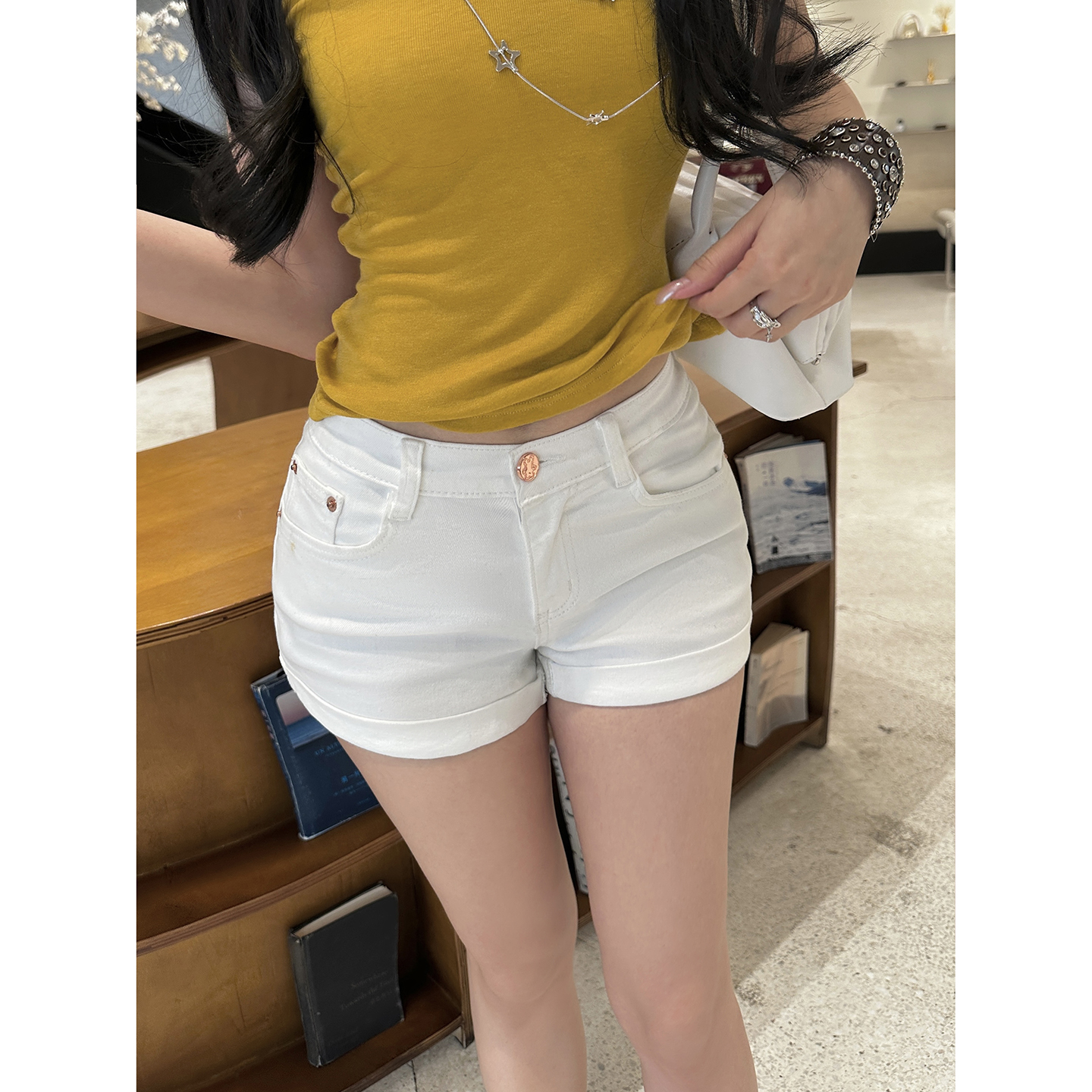 실사 2026 레트로 핫걸 몸매 가꾸기 슬림해 보이는 반바지 화이트 뒤집다 측면 순수한 욕망 펭 넓적 다리 청바지 여성 여름 새로운