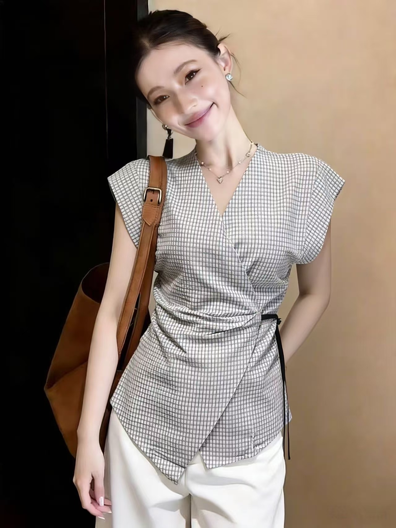 실사 한국 스타일 비대칭 품격 V넥 민소매 여성 셔츠 여름 레트로 디자인 센스 미니멀리즘 몸매 가꾸기 허리 수축 맨위