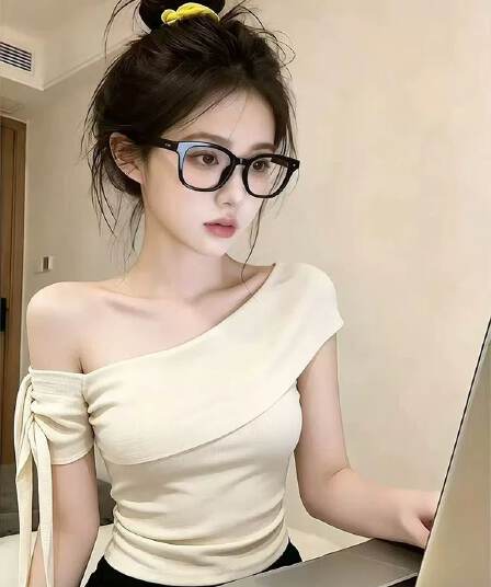 실사 핫걸 슈퍼 잘 생긴 불규칙 비스듬한 칼라 오프숄더 반팔 티셔츠 여성 디자인 센스 여름 섹시함 몸매 가꾸기 맨위