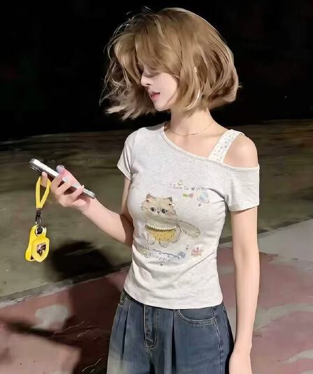 실사 여름 달콤한 핫걸 불규칙 비스듬한 칼라 오프숄더 반팔 티셔츠 여성 주름 꼬집기 허리 슬림해 보이는 쇼트 스타일 맨위