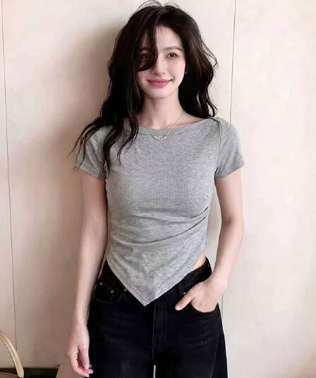 실사 여름 고유 한 Chic 몸매 가꾸기 긍정적 인 어깨 반팔 티셔츠 여성 디자인 센스 핫걸 불규칙 쇼트 스타일 맨위
