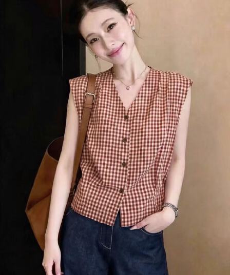 실사 유럽 상품 2026 년 여름 새로운 V넥 체크무늬 민소매 셔츠 고급 센스 착용 가져 가라. 아름다운 맨위 여성 의류
