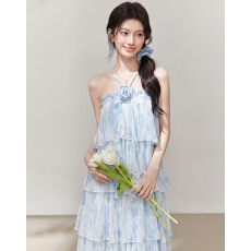 批发蓝色挂脖印花多层蛋糕<b class='q'>连衣裙</b>2026夏季新款法式度假长裙漂亮裙子