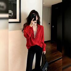 批发甜酷<b class='q'>轻熟</b>风红色衬衫显瘦V领通勤百搭长袖显瘦上衣高级2025冬季女