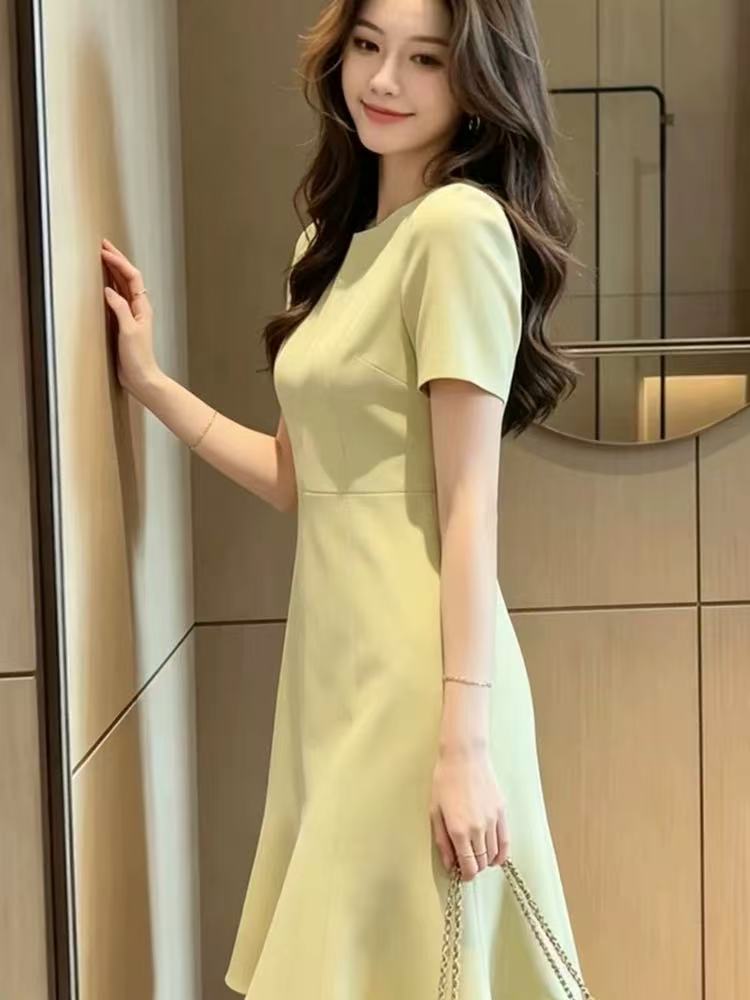 우아함 품격 황색 라운드 넥 허리 수축 여성 드레스 2026 여름 황색 반팔 인어 꼬리 진자 중급 및 고급 센스 미니 스커트