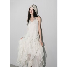 批发超好看白色V领<b class='q'>吊带</b>连衣裙女夏季收腰度假沙滩<b class='q'>雪纺</b>长裙小清新纯色