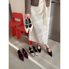 批发2026春高级感复古尖头平底单鞋仙女风软皮魔术贴今年流行鞋