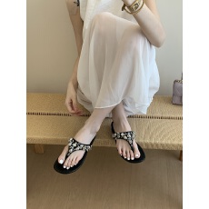 批发2026夏季新款度假风水钻金属人字拖女外穿夹脚凉拖鞋防滑平底拖鞋