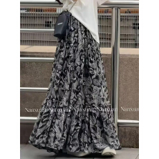 批发2026新款夏季高腰显瘦长款<b class='q'>半身裙</b>子女高级感度假风大裙摆碎花半裙
