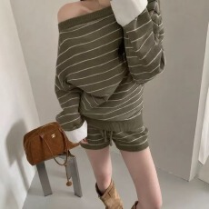 批发韩版设计感撞色条纹斜肩一字肩针织毛衣女+包臀<b class='q'>短裤</b>休闲两件套