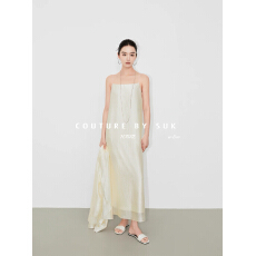 批发束皙SUSHE 柔叠 法式度假风 光泽感醋酸吊带连衣群