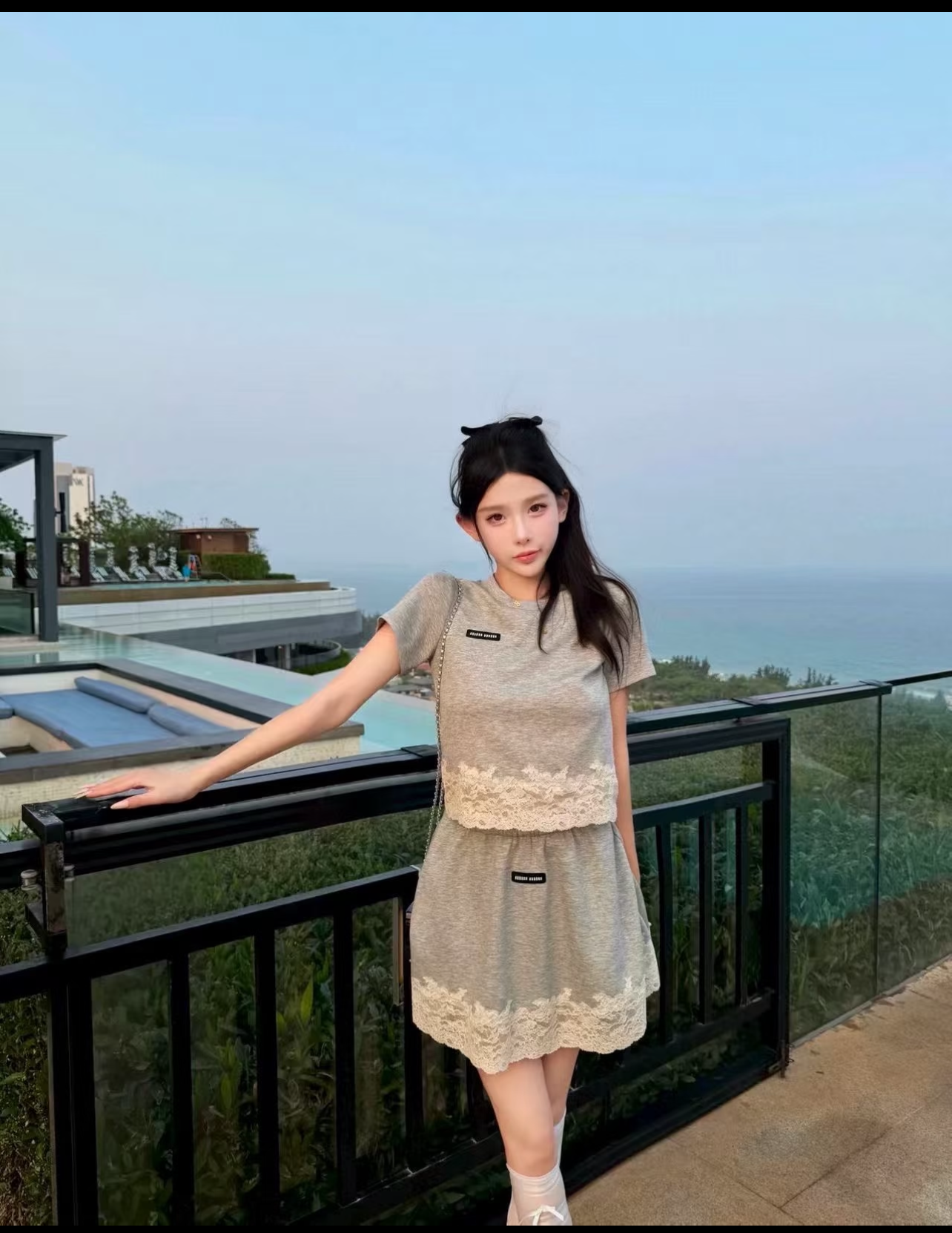 첸 허용하다 꽃 원 영어 센스 무거운 작업 회색 수준 레이스 자수 패치워크 반팔 맨위 반신 스커트 미니 스커트 세트