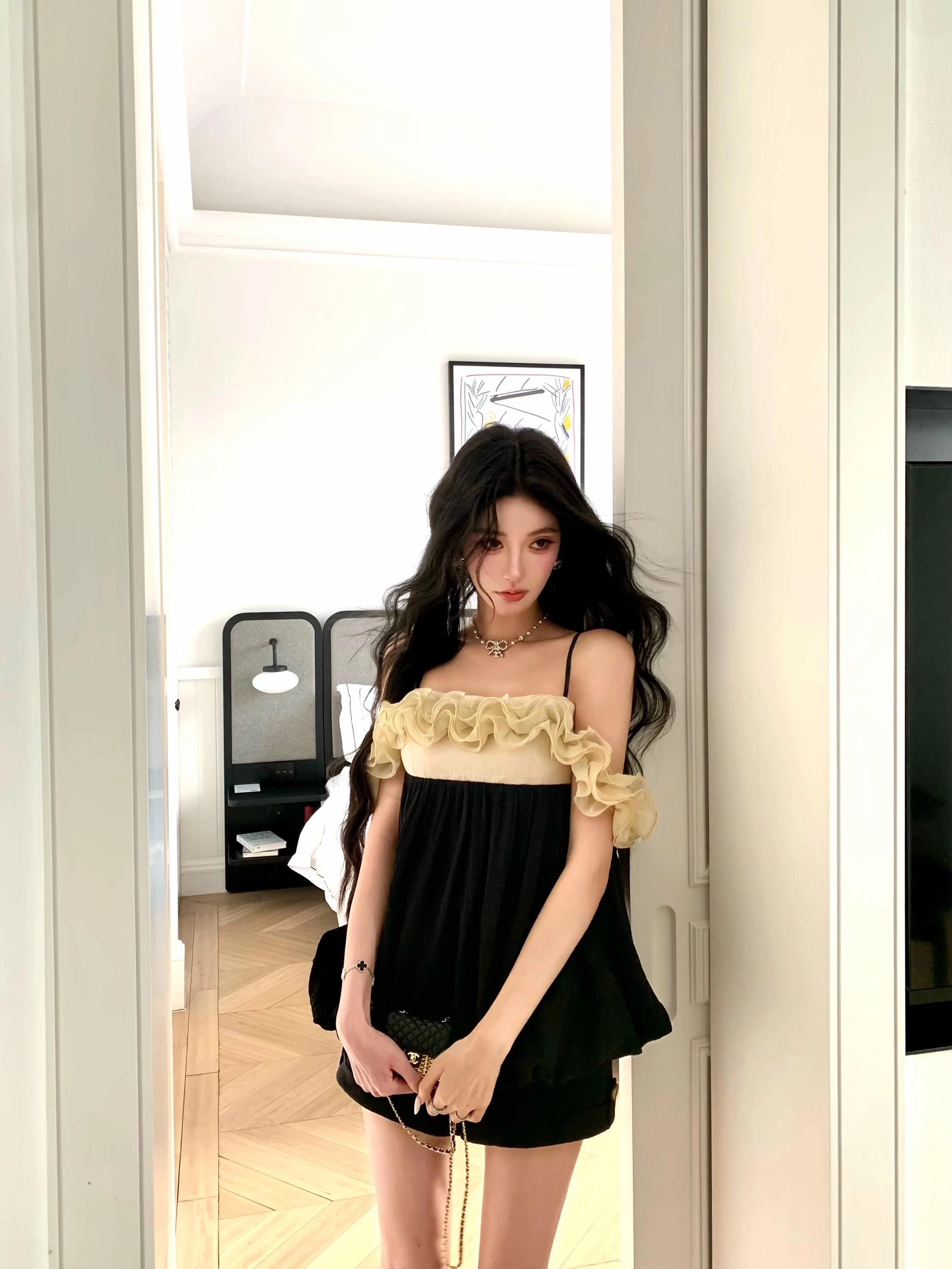 barb chill 감기 천 골드 분위기 센스 배색 슬립 오프숄더 여성 여름 슬림해 보이는 연꽃 잎 맨위