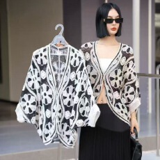 批发2026春季海边沙滩度假风针织开衫蝙蝠袖<b class='q'>宽松</b>显瘦镂空钩花防晒上衣