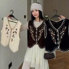 批发2026春夏设计感重工勾花镂空马甲女春季新款小众v领无袖叠穿上衣