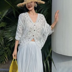 批发2026春季海边沙滩度假风针织开衫蝙蝠袖宽松显瘦镂空钩花<b class='q'>防晒</b>上衣