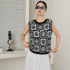 批发2026春夏<b class='q'>设计</b>感新款圆领拼色图黑白方格花朵无袖针织衫钩花小马甲