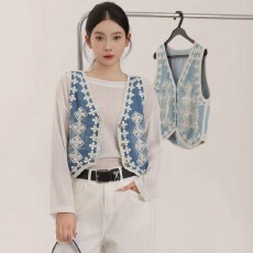 批发2026春季民族风刺绣花朵<b class='q'>牛仔</b>马甲女洋气减龄宽松无袖外搭坎肩上衣