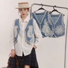 批发2026春季民族风刺绣花朵<b class='q'>牛仔</b>马甲女洋气减龄宽松无袖外搭坎肩上衣