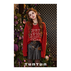 吞吞TUNT秋冬珍珠泪光节日氛围红 精致显白字母钉珠圆领毛衣