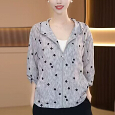 批发有货2026年秋装新款防晒衣印花外套宽松遮肚上衣中年<b class='q'>妈妈</b>洋气小衫