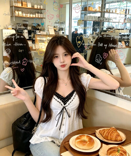 달콤한 매운맛 바람 꽃무늬 거품 소매 티셔츠 여성 연령 감소 스택 착용 나비 매듭 페이크 레이어드 맨위