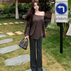 批发实拍实价~ 露肩<b class='q'>长袖</b>不规则防晒<b class='q'>T</b><b class='q'>恤</b>蝙蝠袖宽松罩衫微喇<b class='q'>条纹</b>裤套装