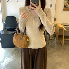 批发实拍实价 秋冬韩版修身显瘦V领坑条纽扣设计安迪绒针织<b class='q'>打底衫</b>上衣