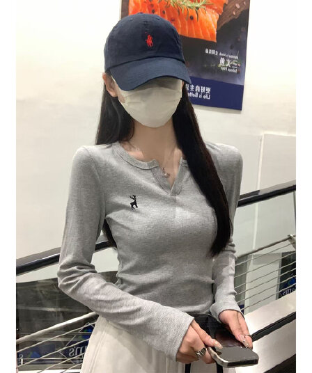 실사 정가 이른 봄 한국 스타일 품격 핫걸 반 개방 칼라 몸매 가꾸기 자수 다용도 긴팔 티셔츠 기본 셔츠 맨위