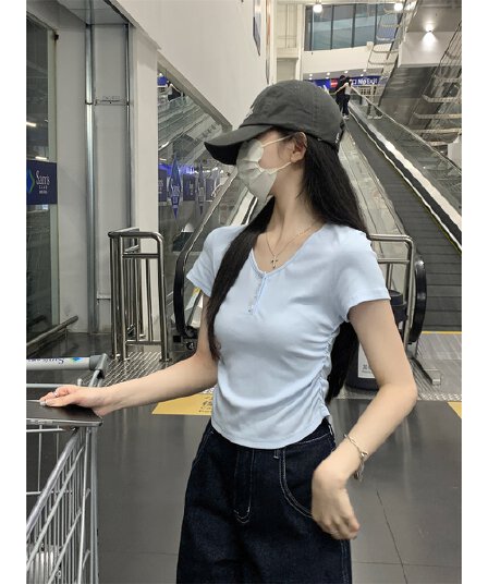 실사 정가 여름 한국 스타일 품격 V넥 단추 디자인 몸매 가꾸기 주름 쇼트 스타일 긍정적 인 어깨 반팔 티셔츠 맨위