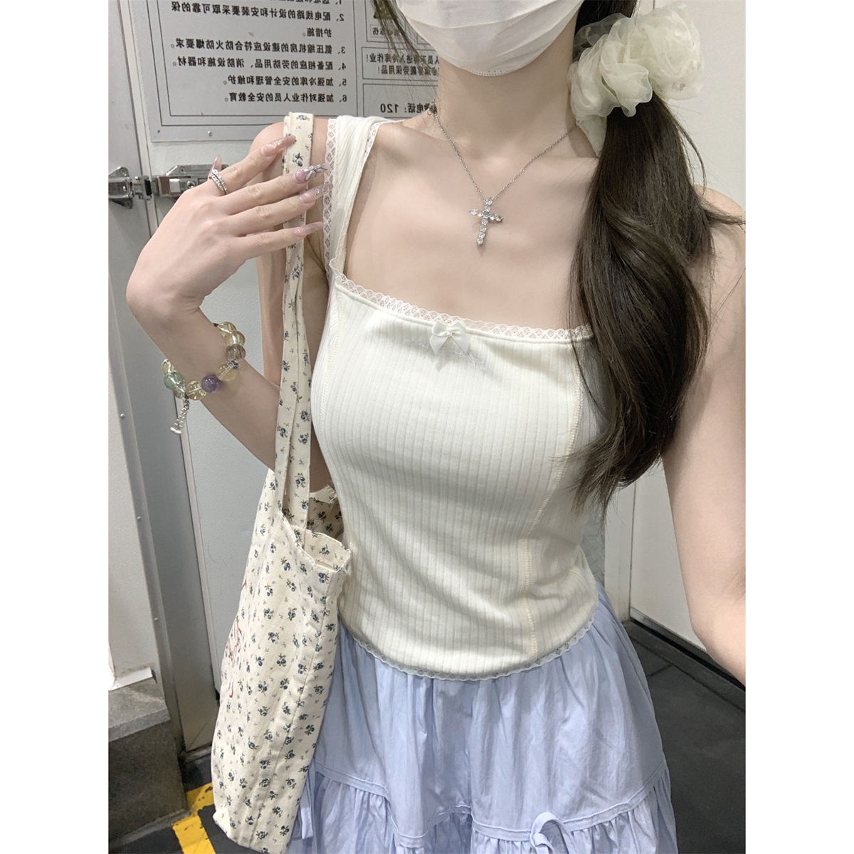 실사 정가 여름 한국 스타일 달콤한 미국 칼라 레이스 조각 자카드 넓은 어깨 인사이드 가져 가라. 캐미솔 티셔츠 맨위