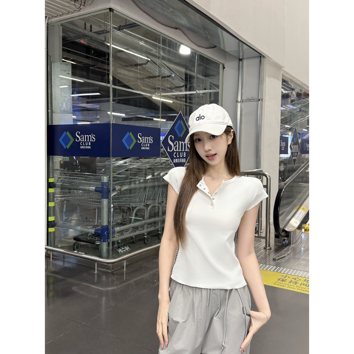 실사 정가 여름 한국 스타일 몸매 가꾸기 다용도 단추 긍정적 인 어깨 반 개방 칼라 삽입 어깨 슬림해 보이는 반팔 티셔츠 여성 셔츠