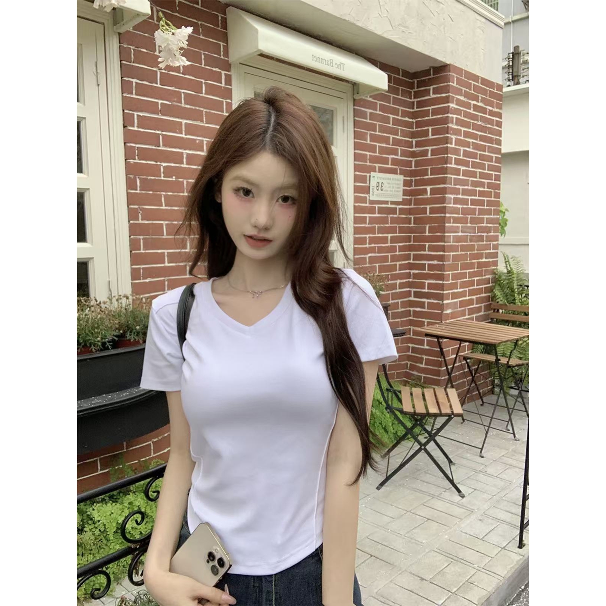 실사 정가 여름 한국 스타일 순수한 욕망 V넥 몸매 가꾸기 핫걸 긍정적 인 어깨 생선뼈 디자인 센스 반팔 티셔츠 맨위 여성