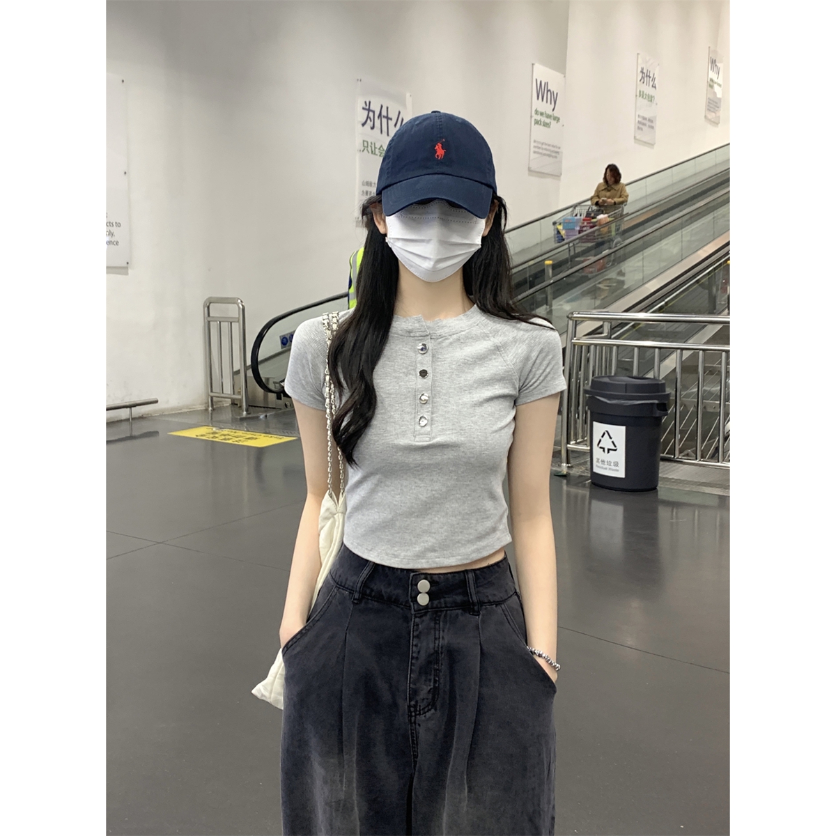 실사 정가 여름 한국 스타일 몸매 가꾸기 핫걸 쇼트 스타일 라운드 넥 삽입 어깨 슬림해 보이는 단추 디자인 반팔 티셔츠 맨위