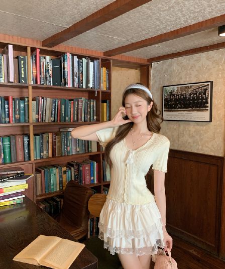 실사 정가 여름 한국 스타일 부드러운 바람 레이스 V넥 단추 레이스업 디자인 몸매 가꾸기 슬림해 보이는 니트 맨위