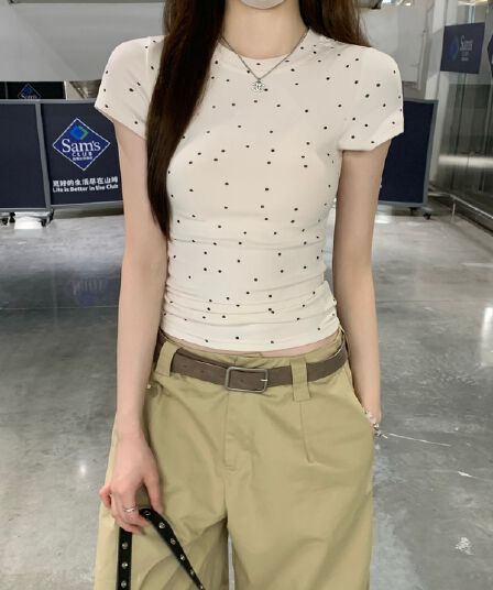실사 정가 여름 한국 스타일 라운드 넥 도트 무늬 긍정적 인 어깨 몸매 가꾸기 슬림해 보이는 품격 다용도 반팔 티셔츠 맨위