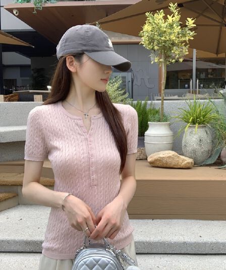 실사 정가 여름 한국 스타일 라운드 넥 단추 디자인 몸매 가꾸기 슬림해 보이는 품격 다용도 반팔 니트 스웨터 맨위